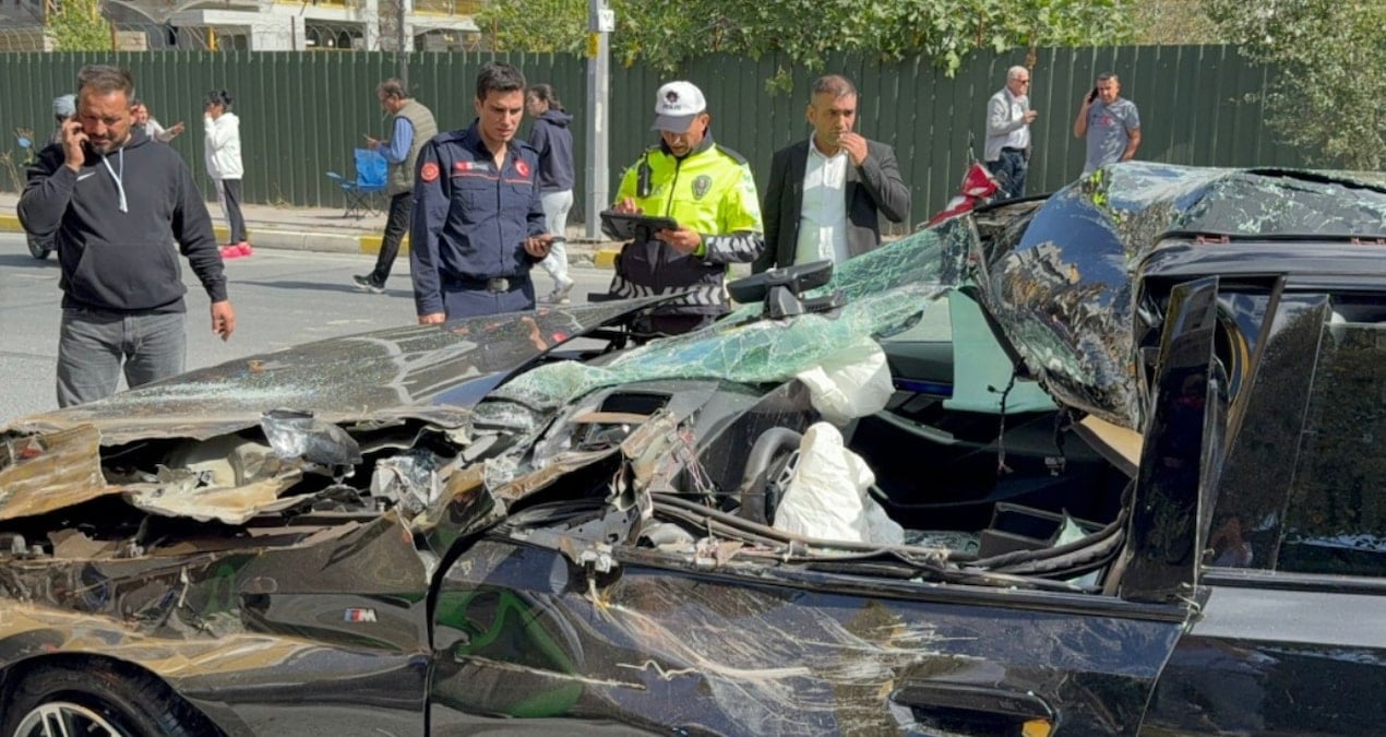 TIR’a çarpan otomobilin sürücüsü araçta sıkıştı