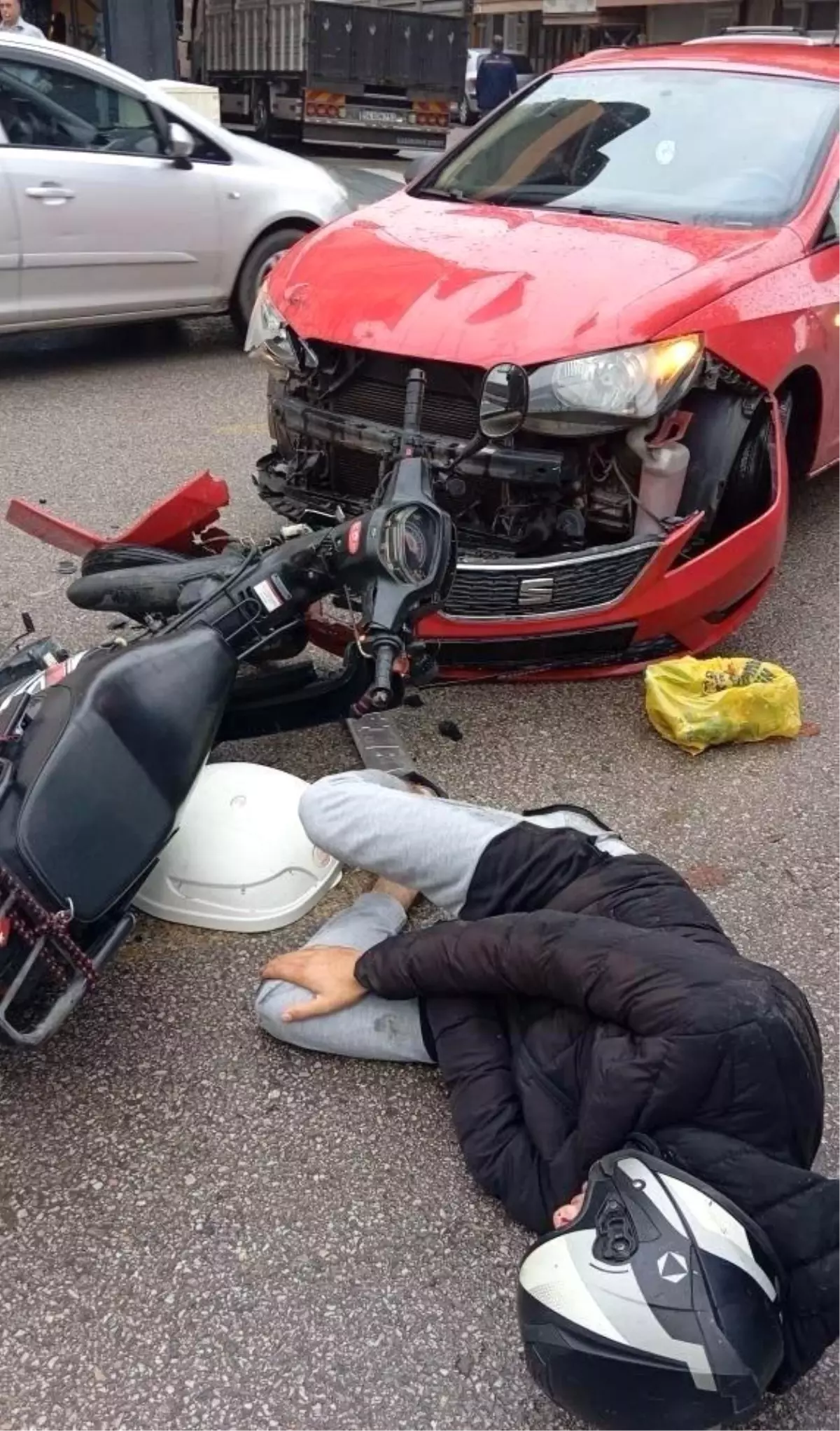 adapazarinda motosiklet ve otomobil kafa kafaya carpisti BRJH4KKF.jpg