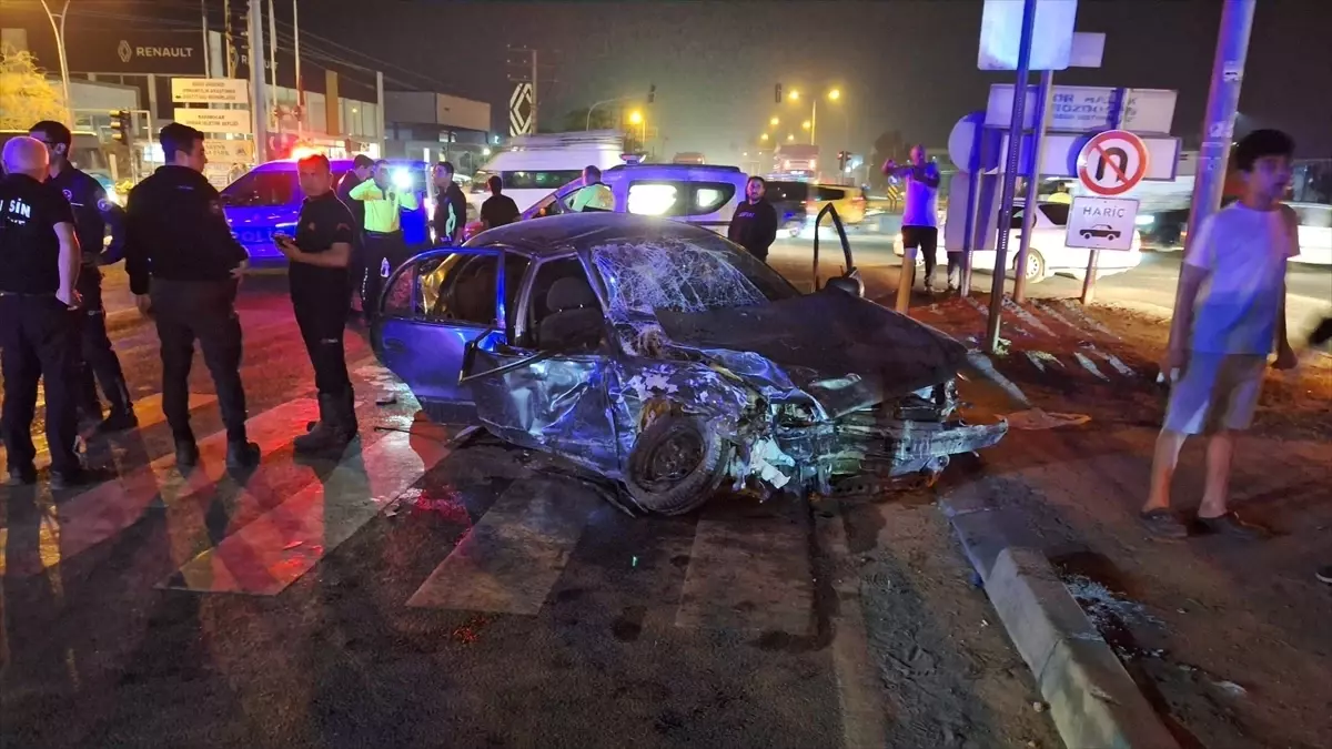 Tarsus’ta Minibüs ve Otomobil Çarpıştı