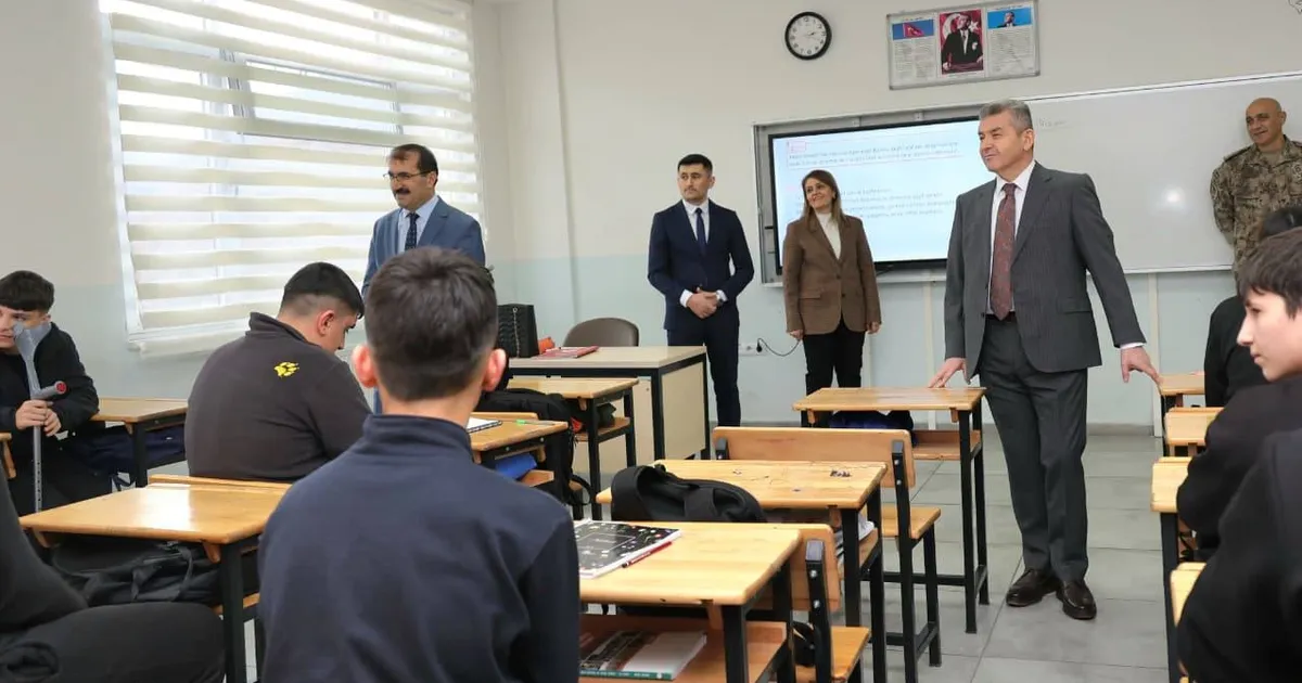 Artvin Valisi Ergün’den okullara ziyaret