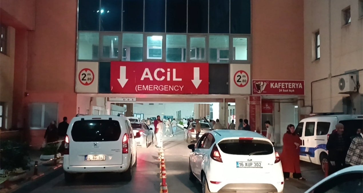 Babasını öldürdü, kendini eve kilitledi