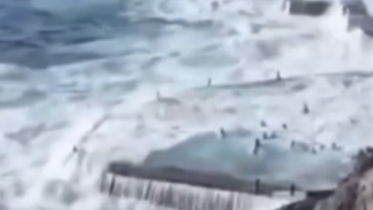 İspanya’da doğal havuza şiddetli dalga vurması sonucu 4 kişi hayatını kaybetti