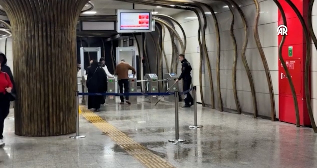 İstanbul’da metroda yolcular şaştı kaldı! Islanmamak için kaçıştılar