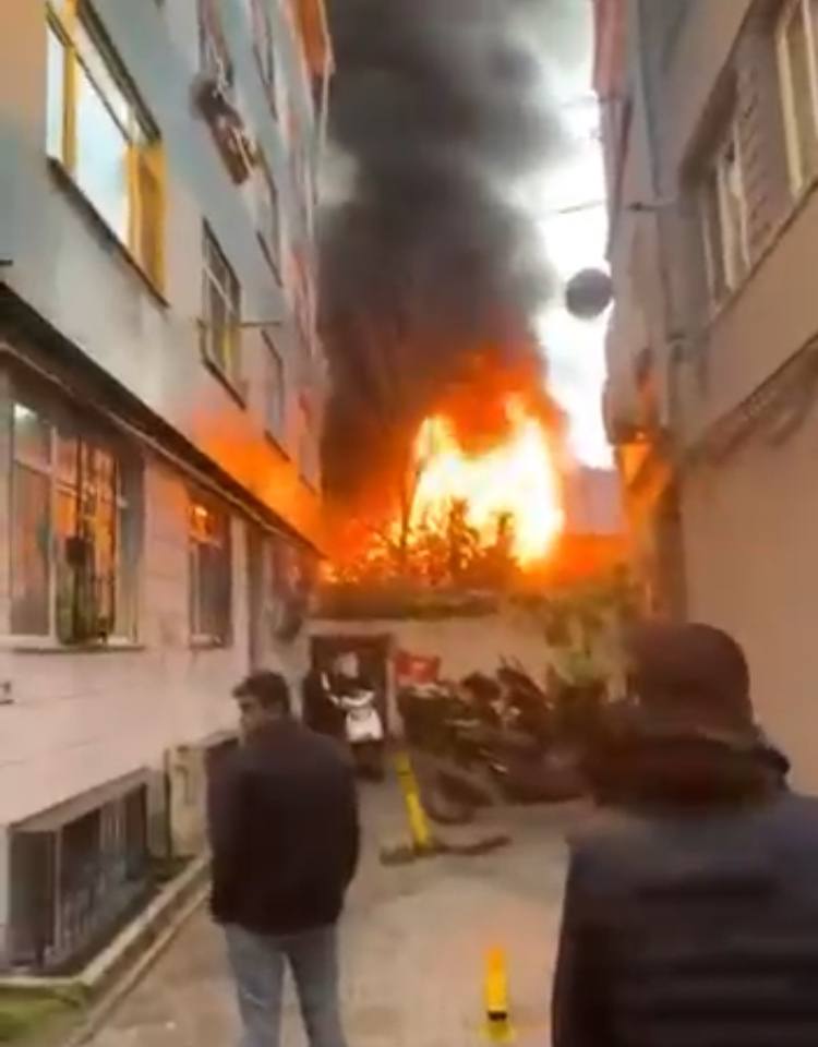 İstanbul’da otoparkta yangın. Alevler 2 katlı binaya sıçradı