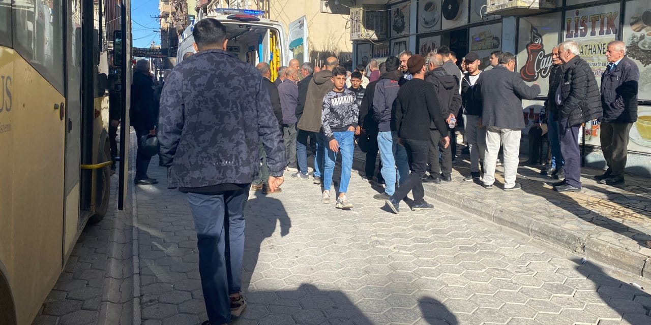 Kahvede otururken hayatlarının şokunu yaşadılar! 2 yaralı