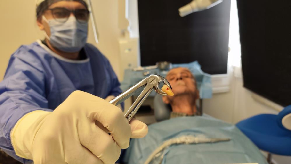 Manisa’da 83 yaşındaki adamın 20’lik dişi çıktı