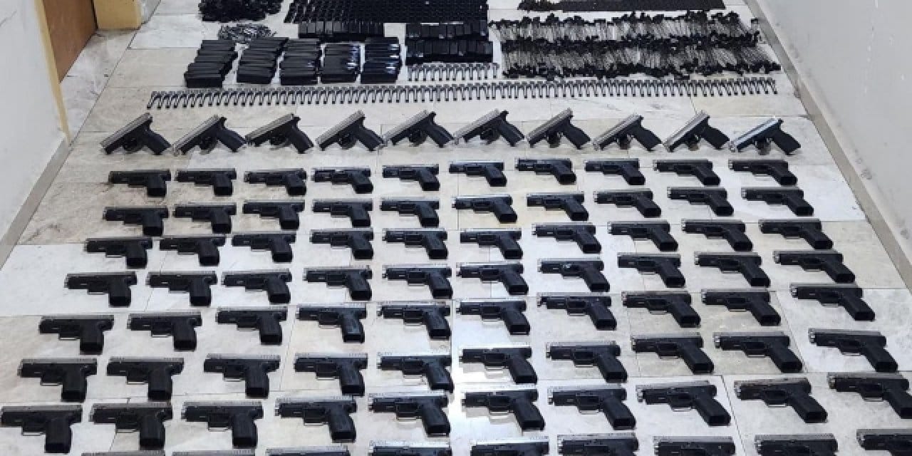 Polisin durdurduğu araçtan orduya yetecek kadar kaçak silah çıktı