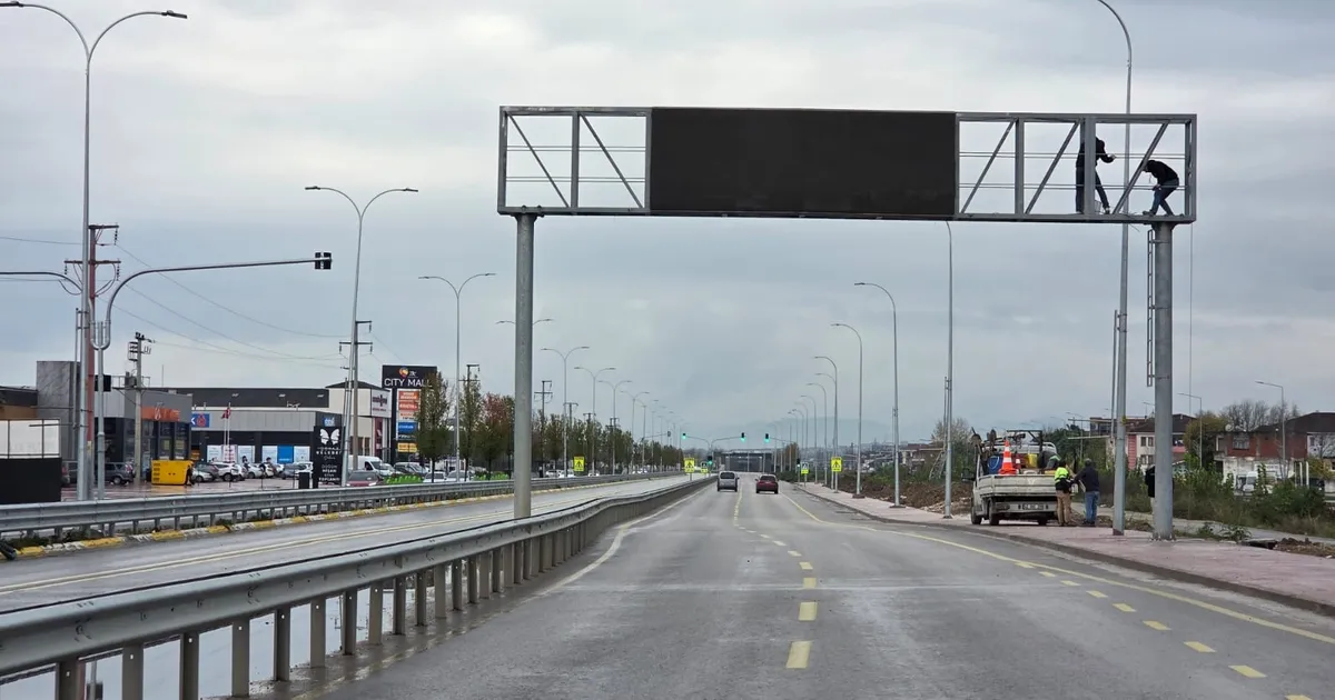 Sakarya’da sürücülere rehber olan dev ekran farklı noktaya alındı