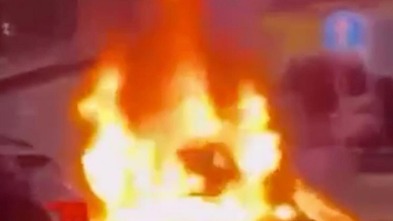 Şişli’de seyir halindeki otomobilde yangın: Trafik aksadı