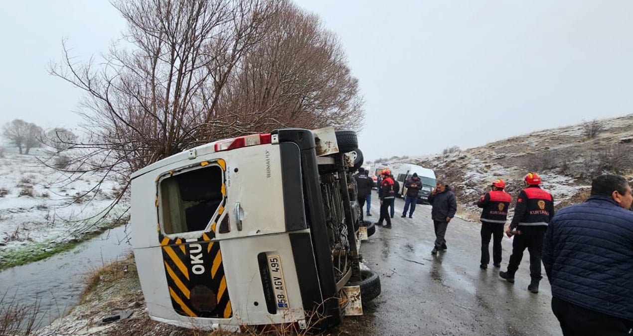 Sivas’ta öğrenci servisi devrildi: 15 yaralı
