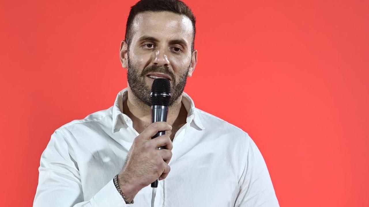 Yunan vekil gazeteci darbetti