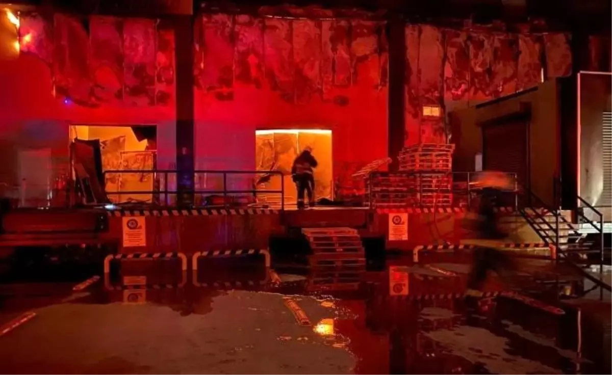 Antalya’da market deposu alev alev yandı, temel gıda alanı küle döndü