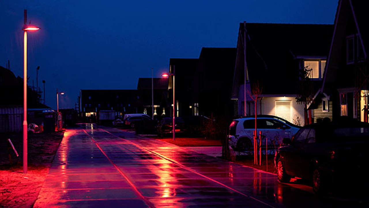 Yolda yürüyen gözlerine inanamadı: Sokak lambaları kırmızıya döndürüldü! İşte Ezber bozan nedeni!