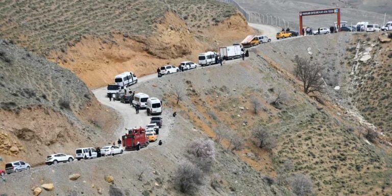 hakkari-van-kara-yolu-22-gundur-acilamadi-bolge-halkindan-tepki-4LKbyfbg