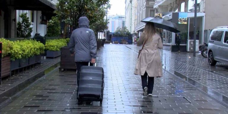 turistlerin-istanbul-imtihani-valizleriyle-yuruduler-ghHEftVj