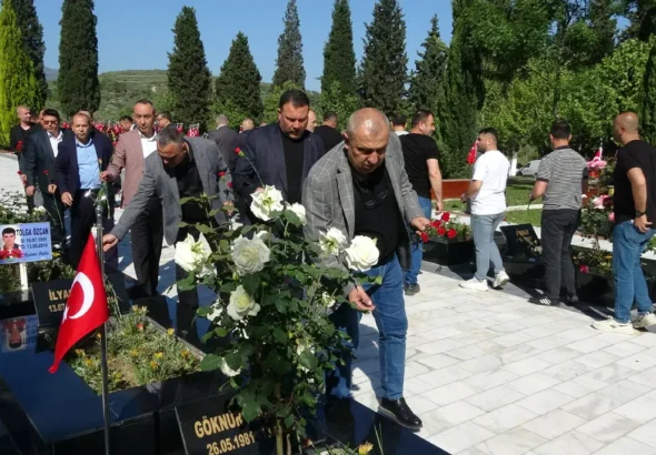 turkiye-maden-iscileri-sendikasi-yoneticileri-somada-hayatini-kaybeden-madencileri-andi-Gh1jKF6L