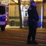 Berlinde lgbt yuruyusunun yapildigi alanin yakininda bir arac kalabaliga daldi 6fHbAnQ3