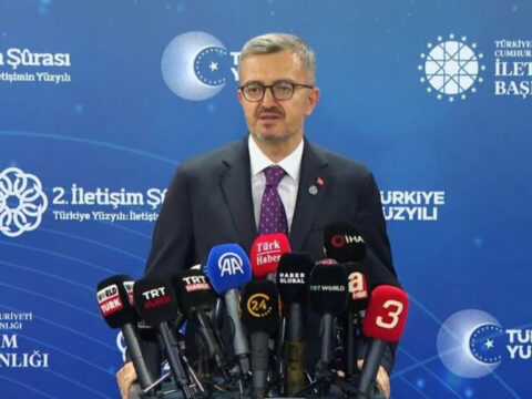 Iletisim baskani duran 2 iletisim surasina iliskin konustu Q8Cgpac8